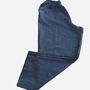 Women's XL Petite black lightweight pull-on capri pants with pockets.